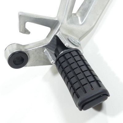 Honda (Original OE) - HONDA CBR125 CBR125R JC39 Fußraste hinten rechts Fußrastenanlage nur 7881km - Bild 3 von 6