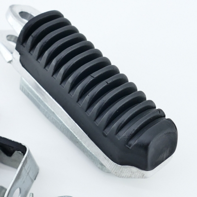 Suzuki (Original OE) - SUZUKI GSF600 GSF600S WVA8 Fußraste vorn vorne rechts Fahrerfußraste nur 16344km - Bild 2 von 7