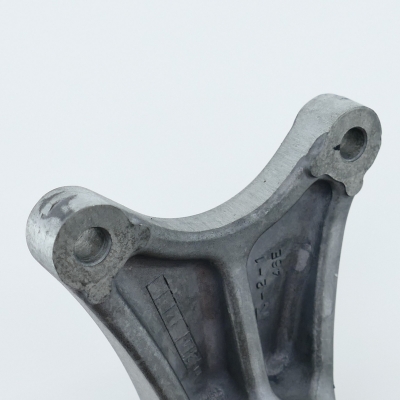 Suzuki (Original OE) - SUZUKI GSF1200 GSF1200S WVA9 Bremssattelhalter Bremsanker Bremsankerplatte - Bild 2 von 4