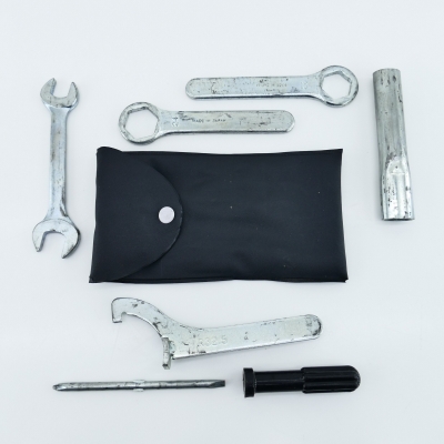 SUZUKI GSF600 GSF600S WVA8 Werkzeug Bordwerkzeug Werkzeugtasche nur 19007km