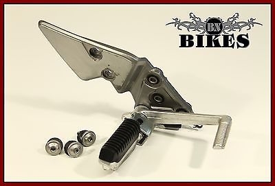 SUZUKI GSF600 GSF600S Bandit WVA8 - Fußrastenanlage vorn rechts Fahrerfußraste